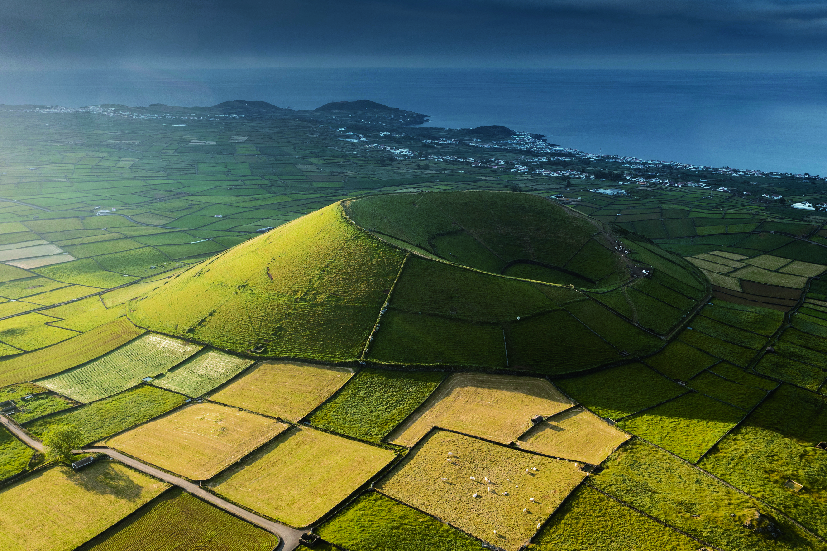 Luftaufnahme mit dem Pico Dona Joana, umgeben von Feldern im Südwesten der Insel Terceira 