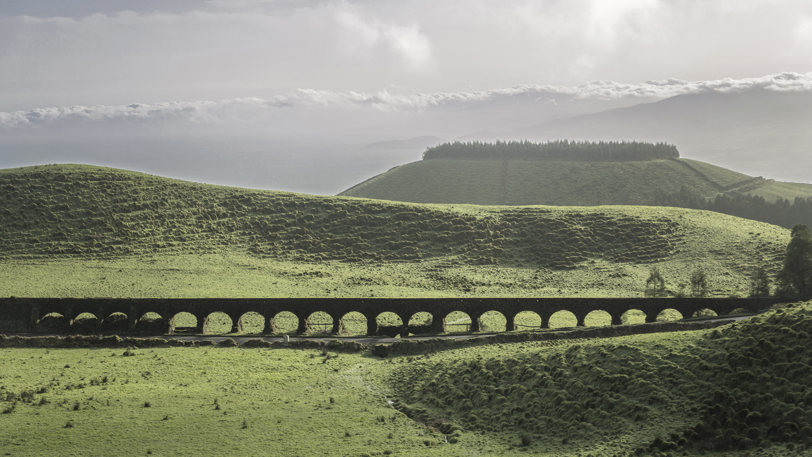 Das Aqueduto do Carvão, ein altes Aquädukt auf der Azoren-Insel São Miguel 
