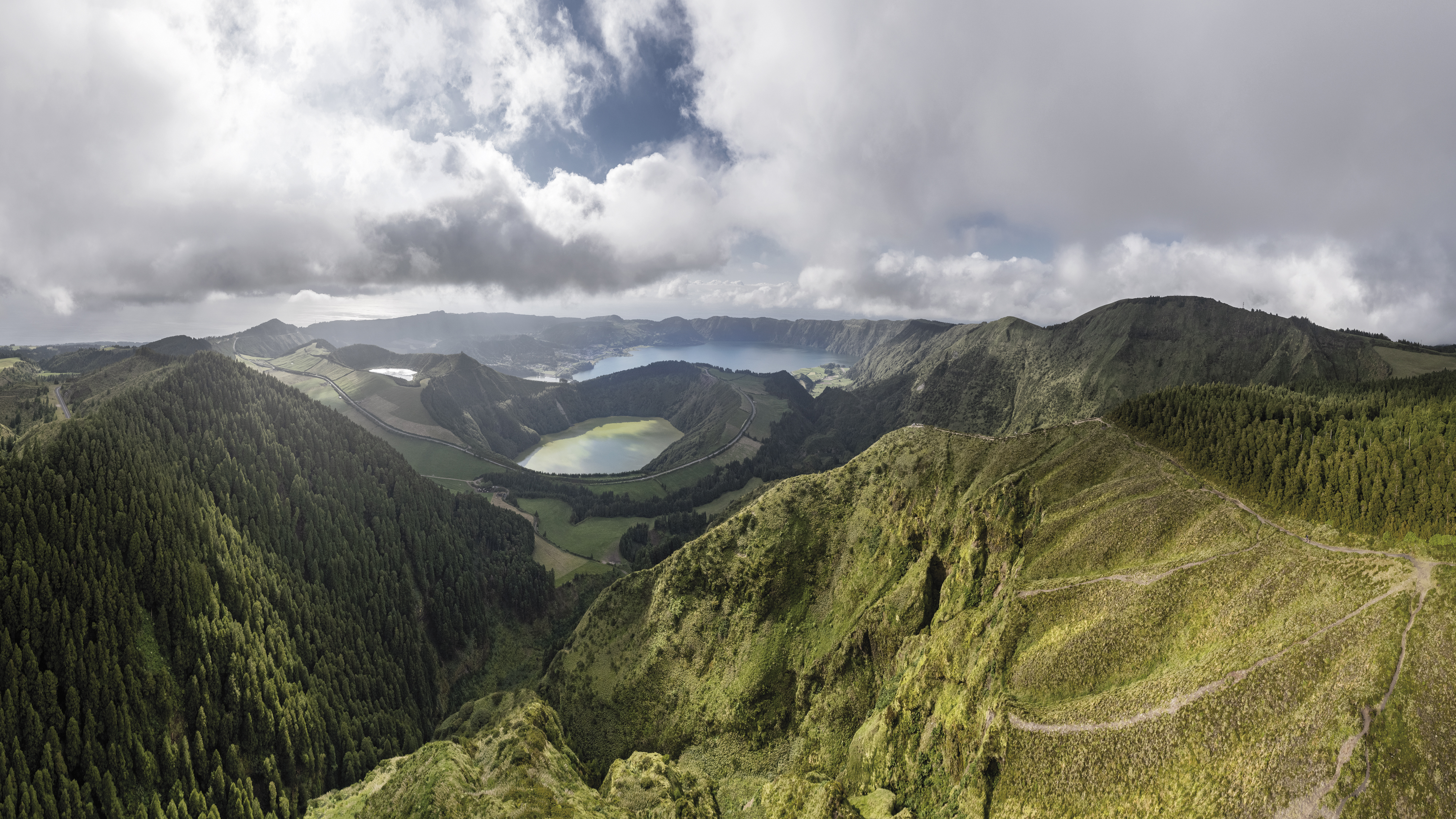 Sete Cidades mit den beiden Seen Lagoa Azul und Lagoa Verde