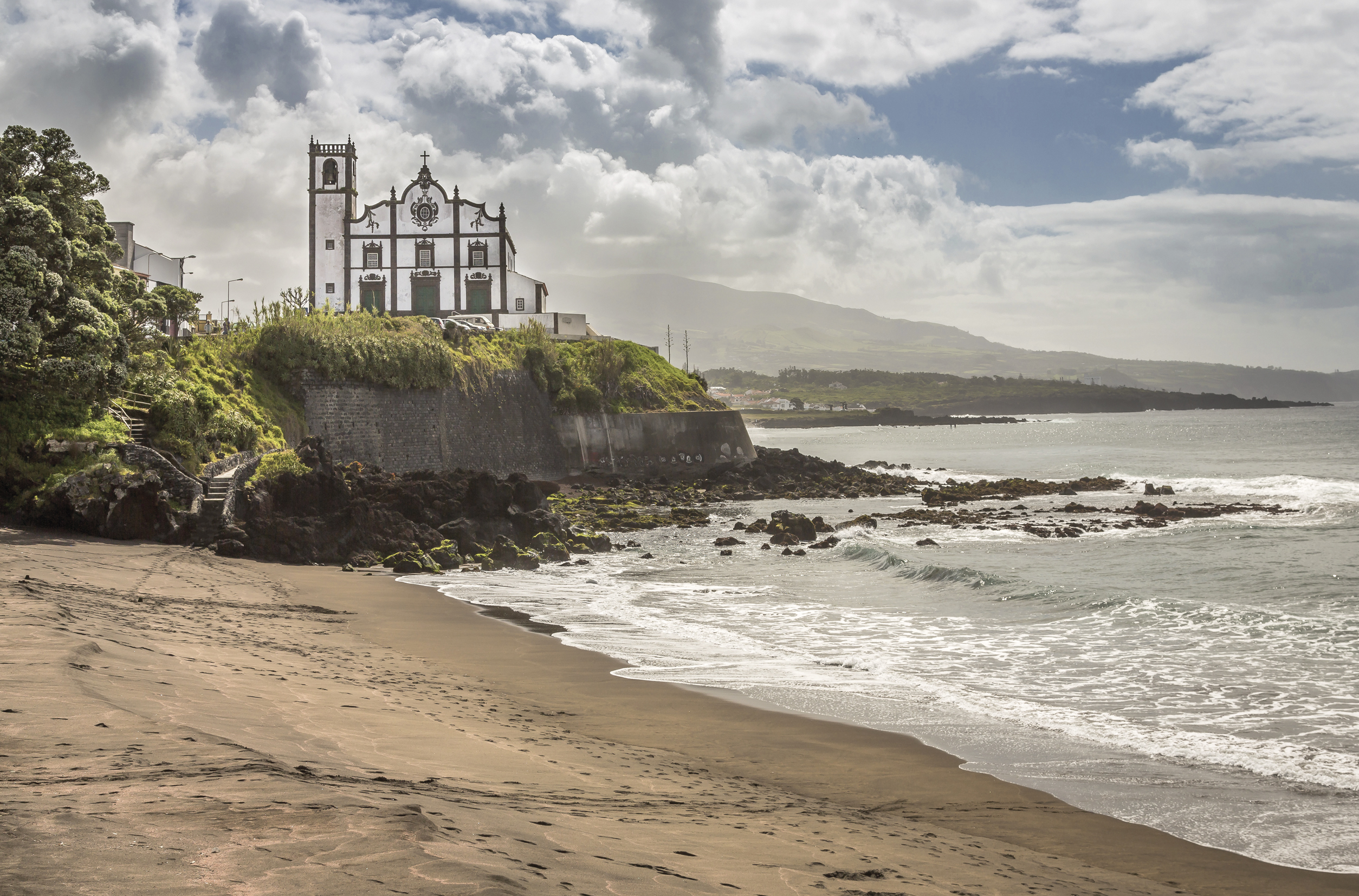 Ponta Delgada, ein Städtchen mit weissen Häusern und barocken Kirchen 