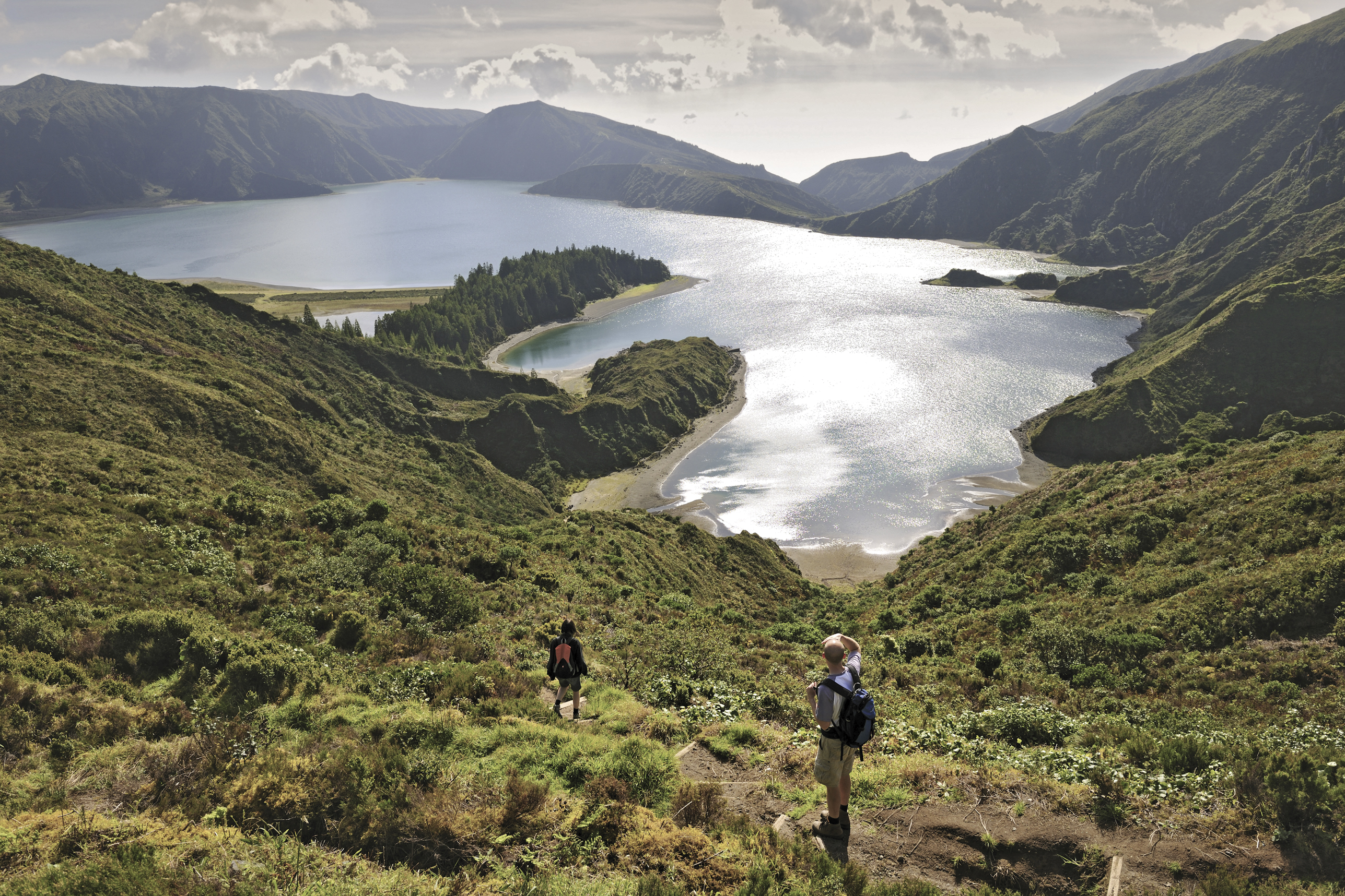 Am Seeufer des grossen vulkanischen Kratersees Lagoa do Fogo 