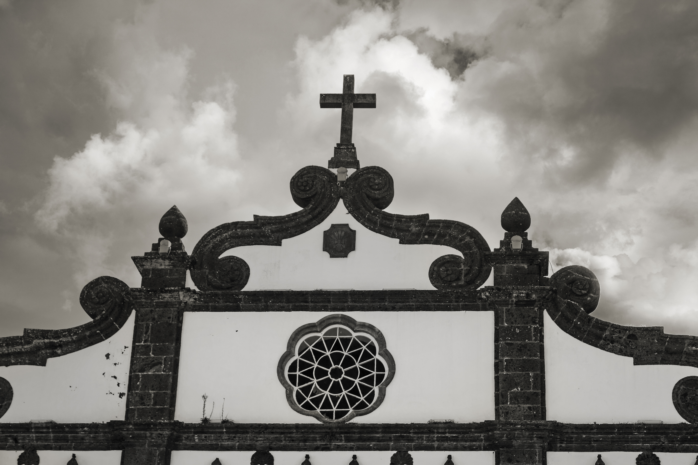 Kirchenfassade der Igreja Matriz de São Sebastião in Ponta