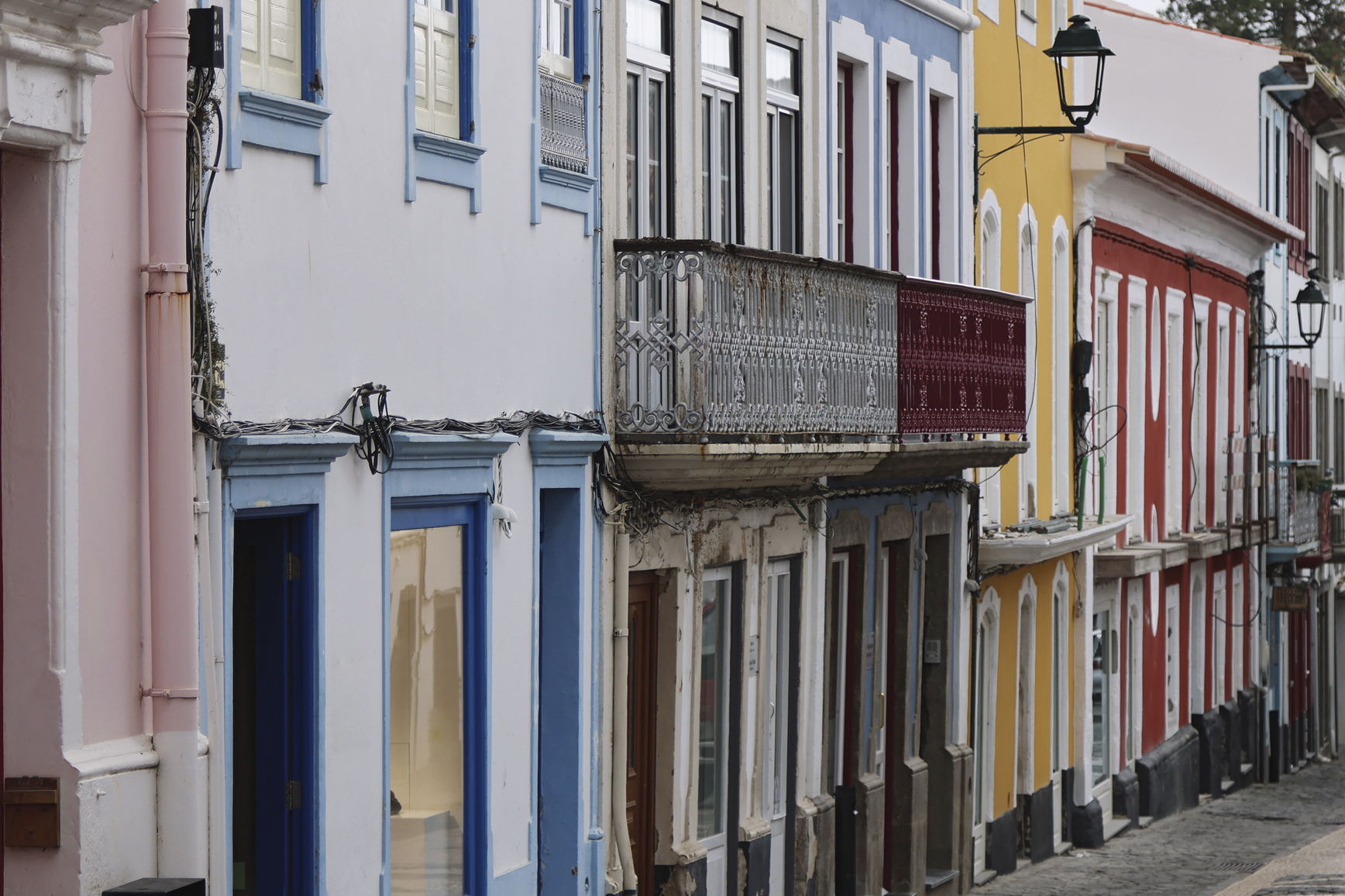 Die farbigen Fassaden der Häuser in der Inselhauptstadt Angra do Heroismo
