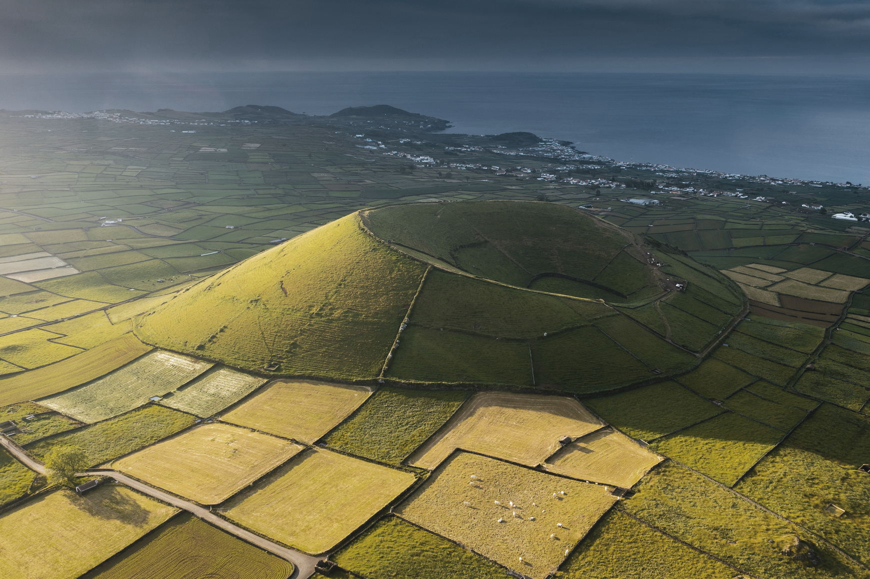Luftaufnahme mit dem Pico Dona Joana, umgeben von Feldern im Südwesten der Insel Terceira 