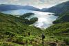 Am Seeufer des grossen vulkanischen Kratersees Lagoa do Fogo 